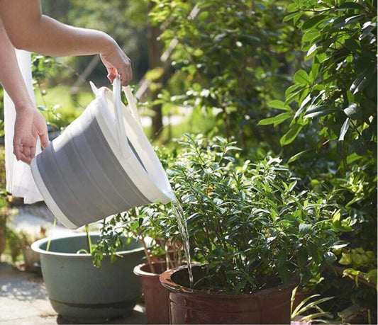 Foldable bucket 10 liter capacity.